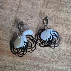 Bloem oorbellen zilverkleurig