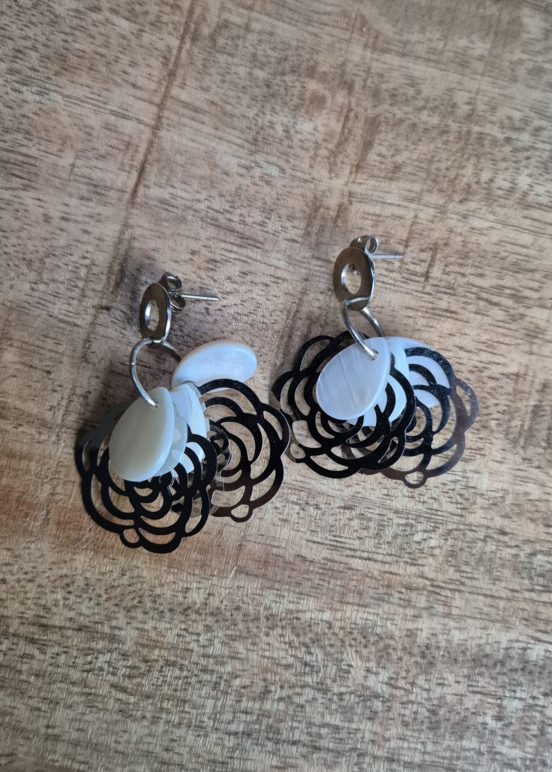 Bloem oorbellen zilverkleurig