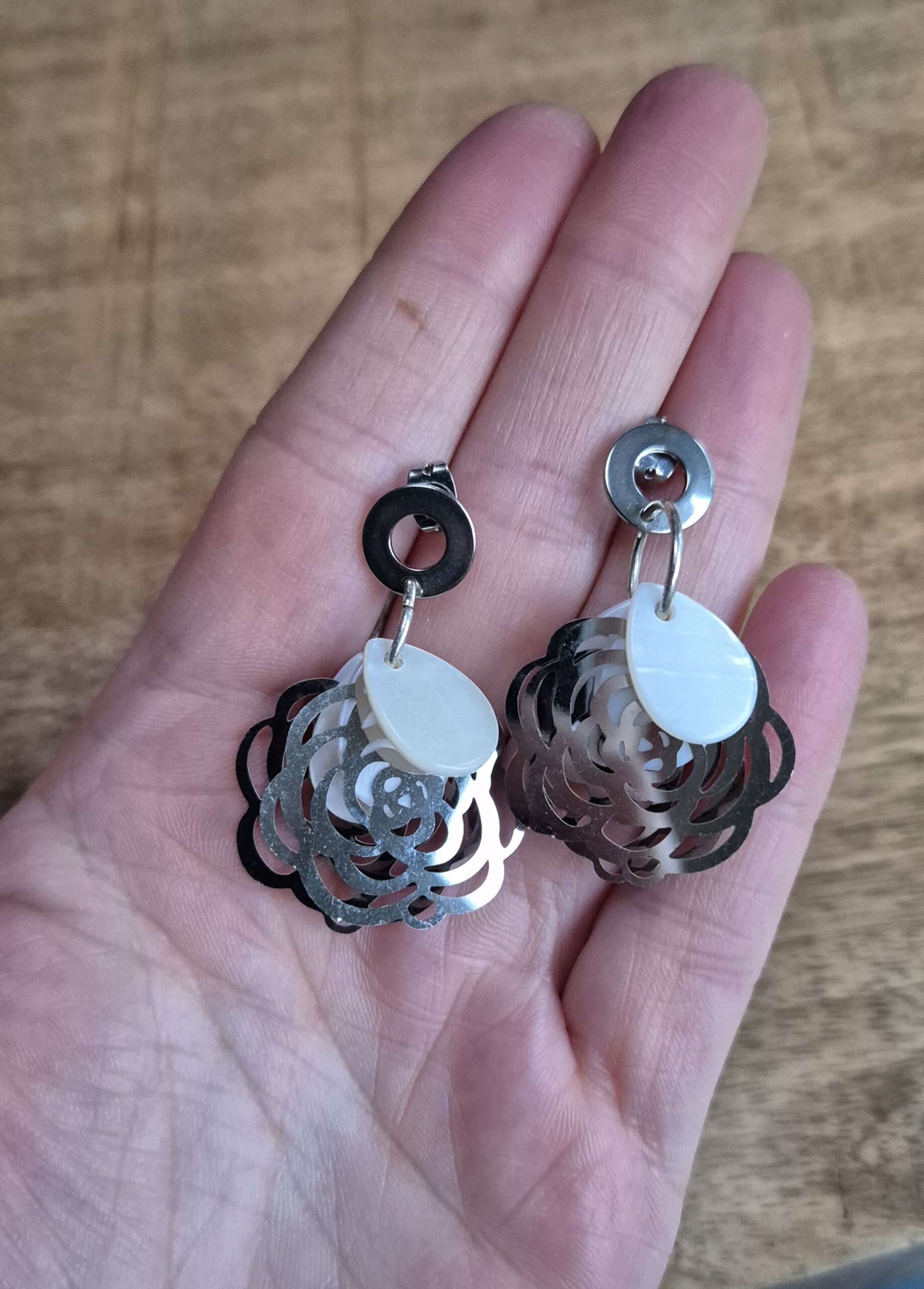 Bloem oorbellen zilverkleurig - Afbeelding 2