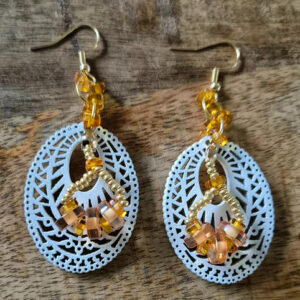 Witte houten oorbellen