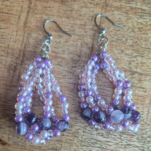 Paarse glas oorbellen