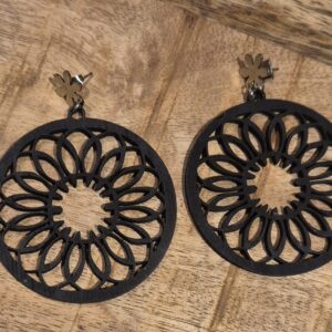 Zwarte houten bloem oorbellen