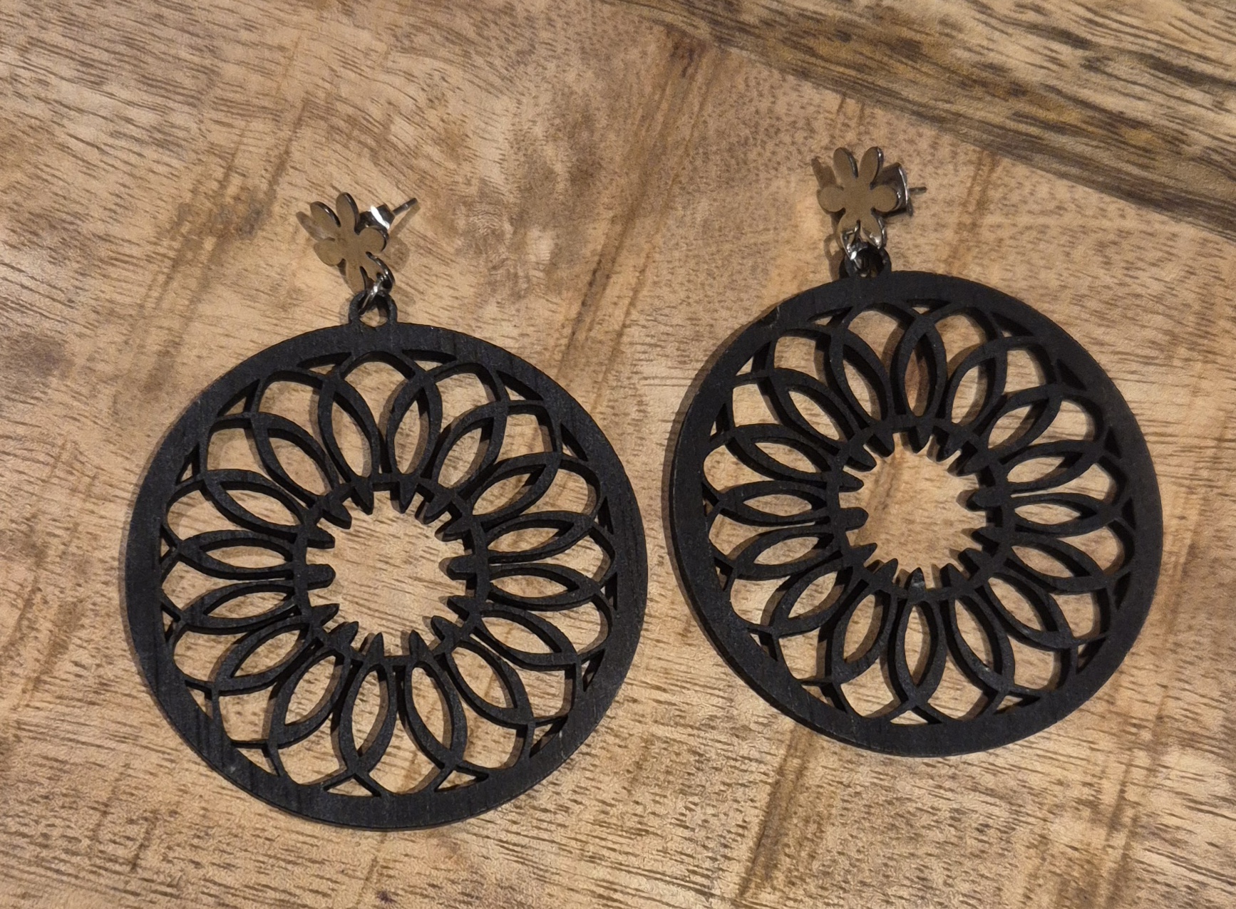 Zwarte houten bloem oorbellen