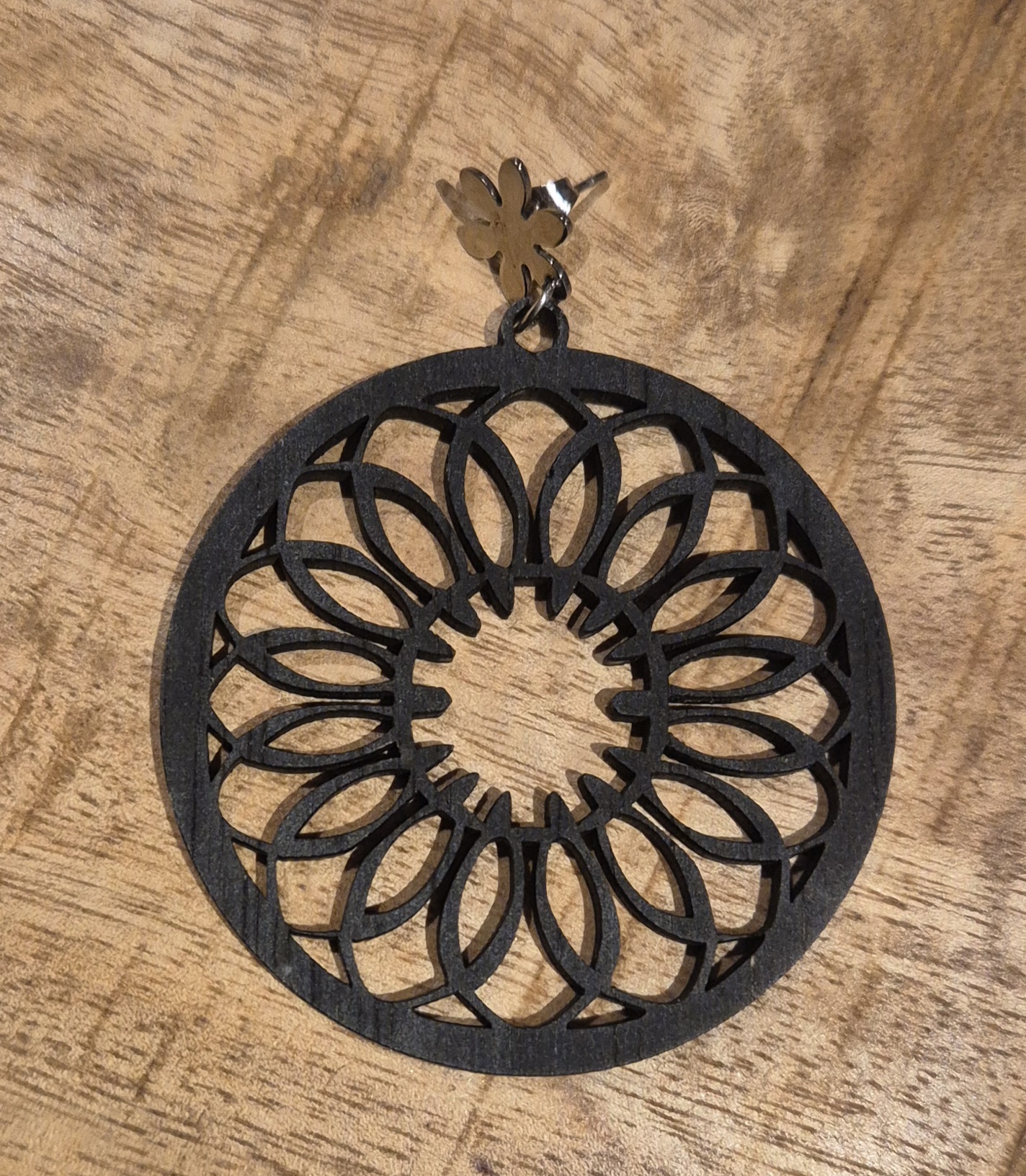 Zwarte houten bloem oorbellen - Afbeelding 3