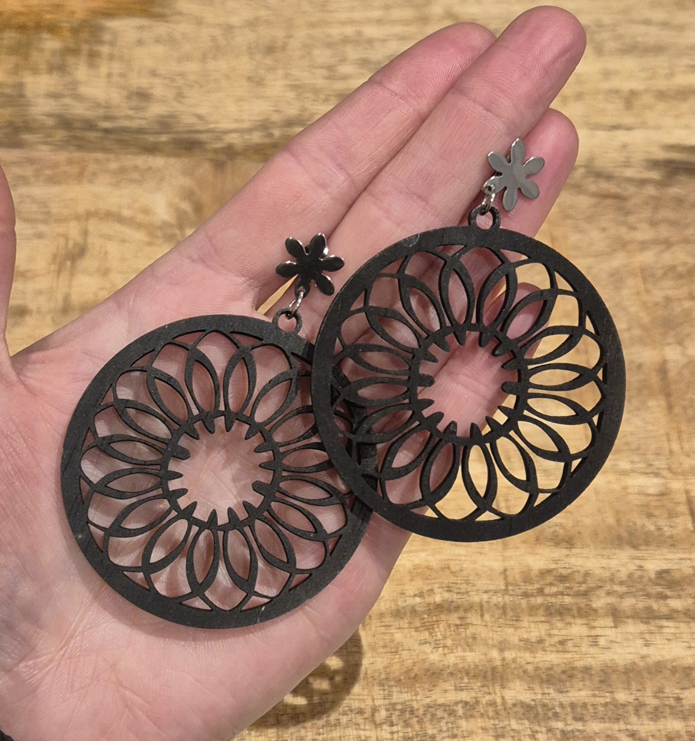 Zwarte houten bloem oorbellen - Afbeelding 2