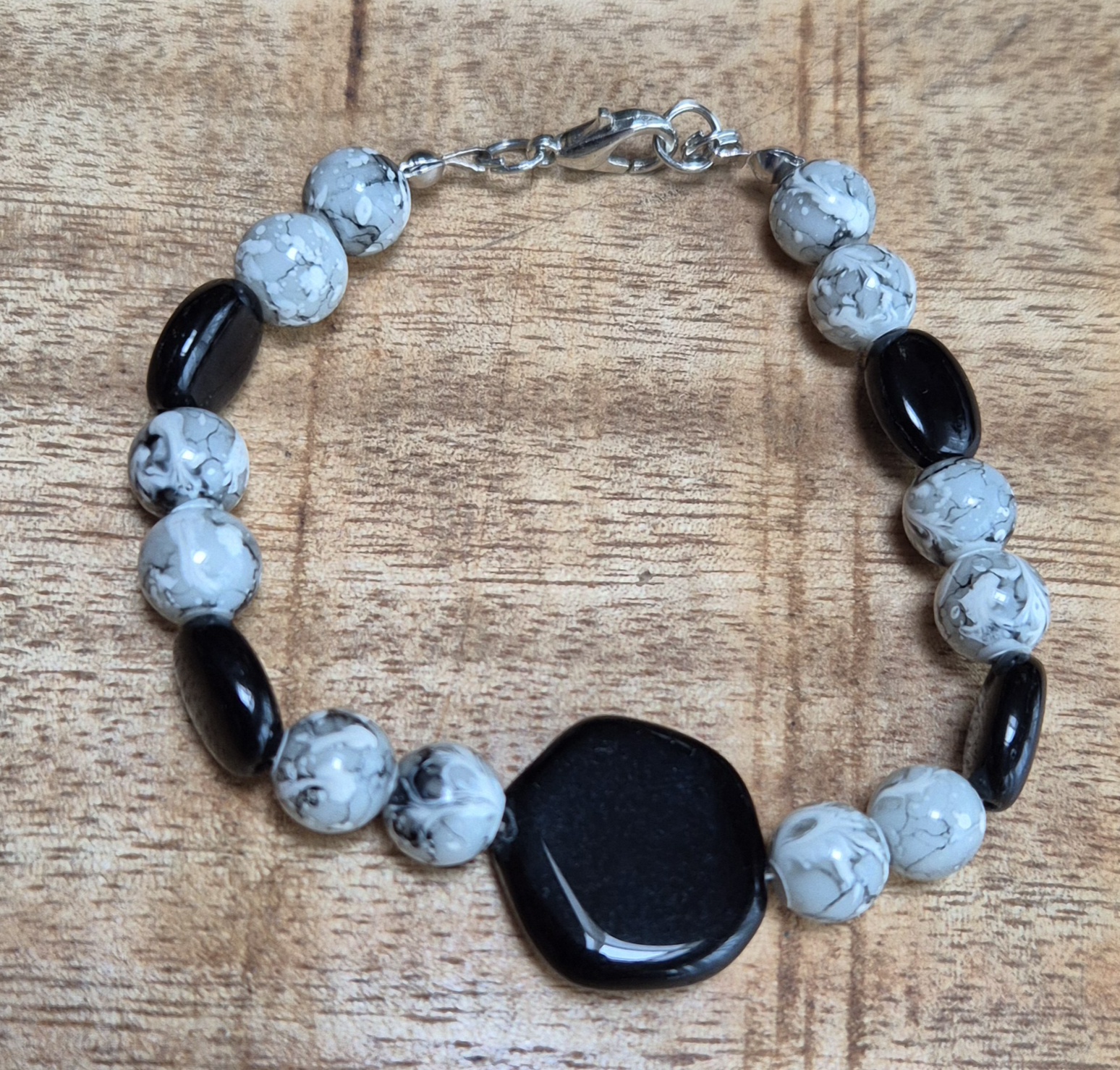 zwart grijze glasarmband