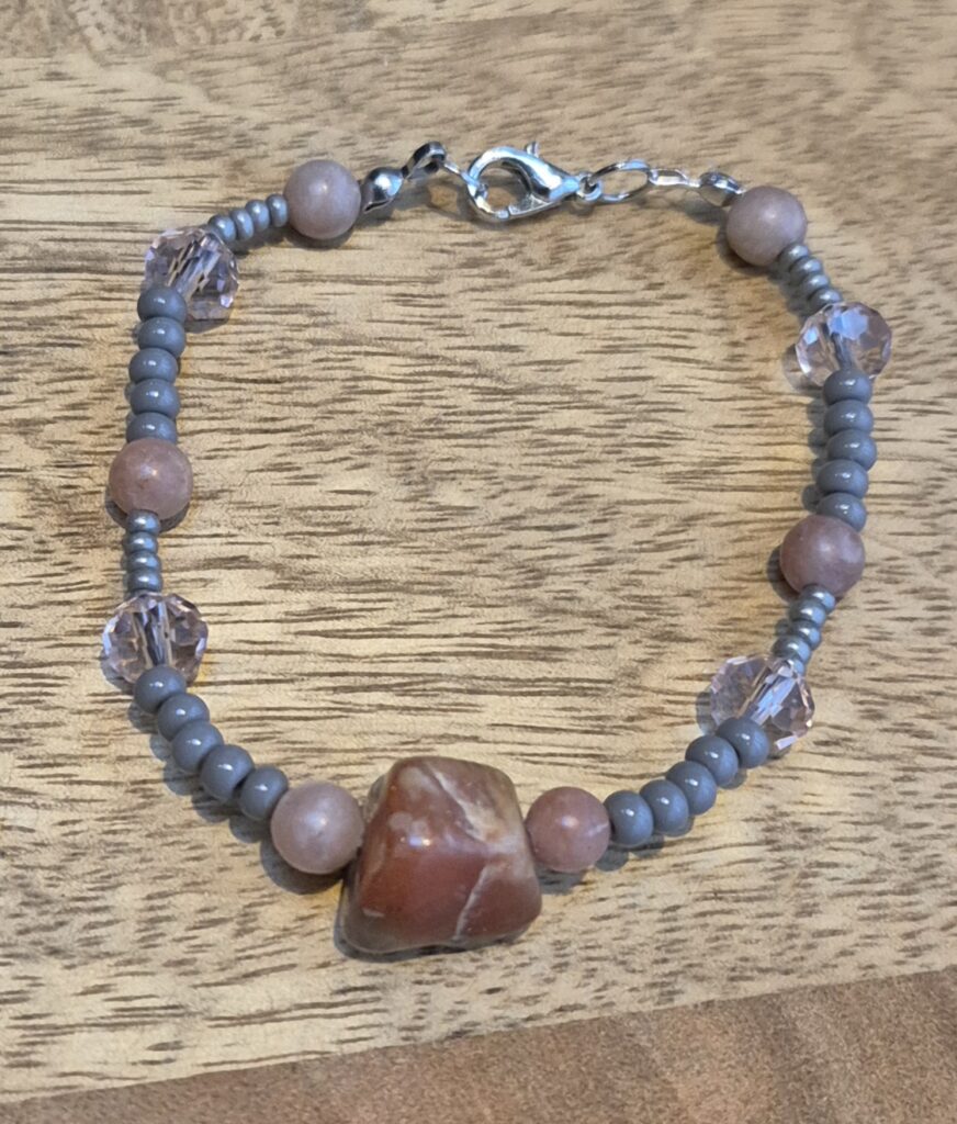 Armband grijs roze