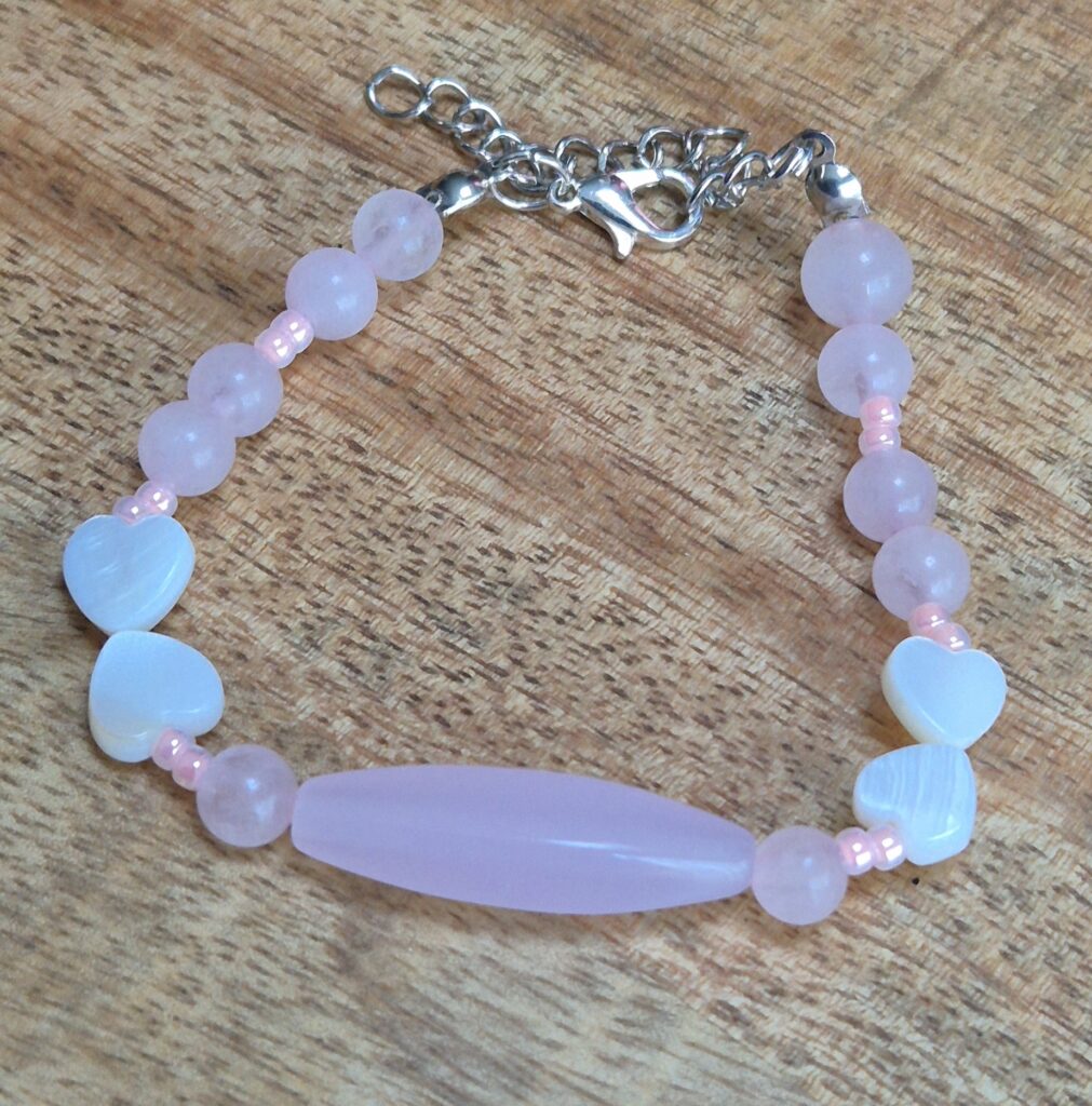 Rozenkwarts armband hartje