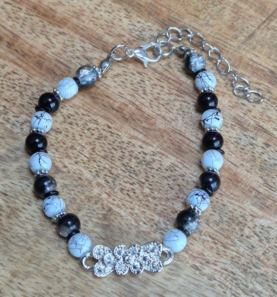 Zwartwit glaskralen armband