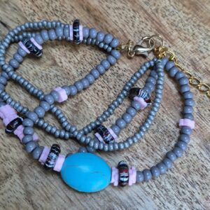 Grijze rocaille armband