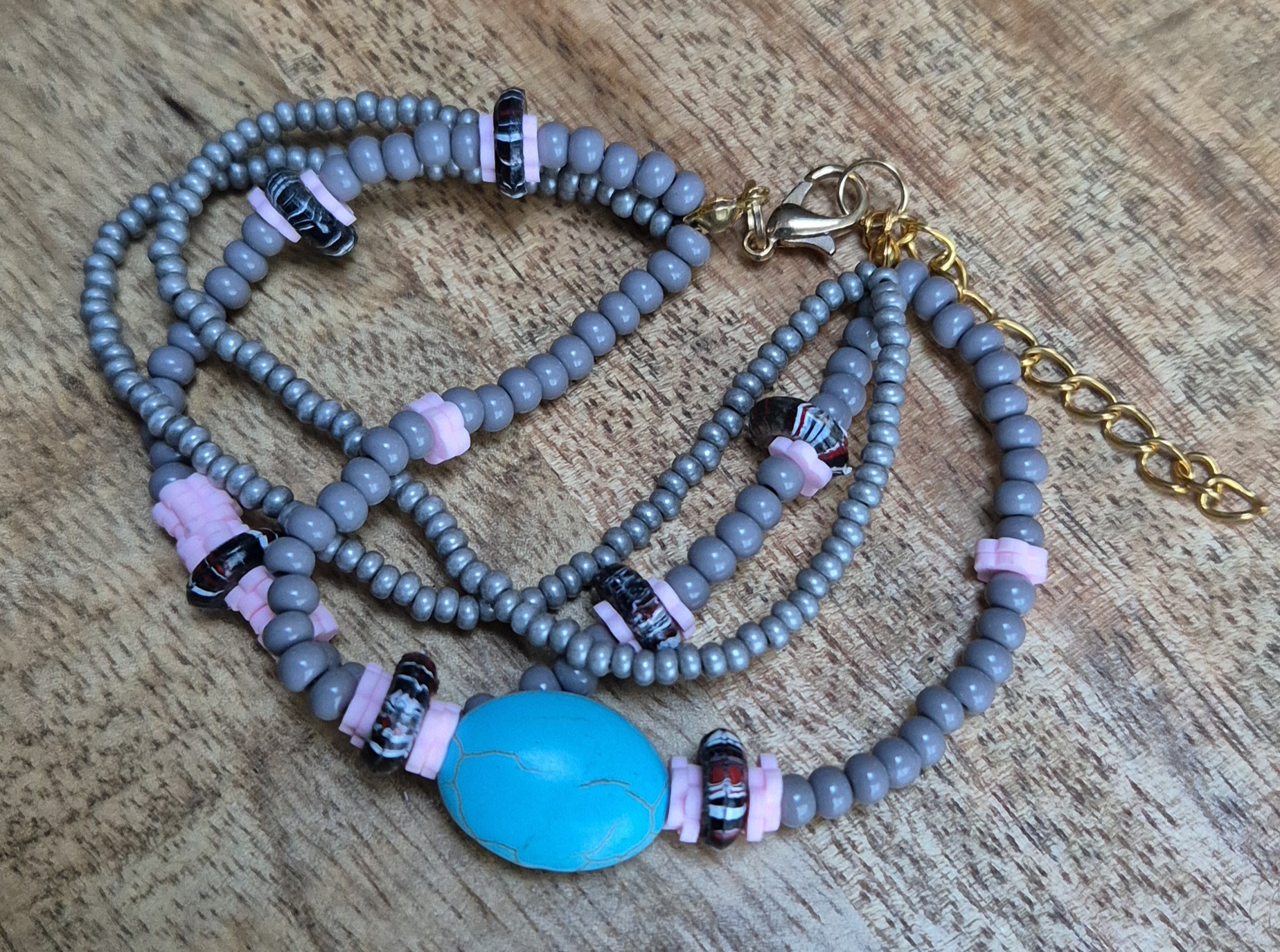 Grijze rocaille armband