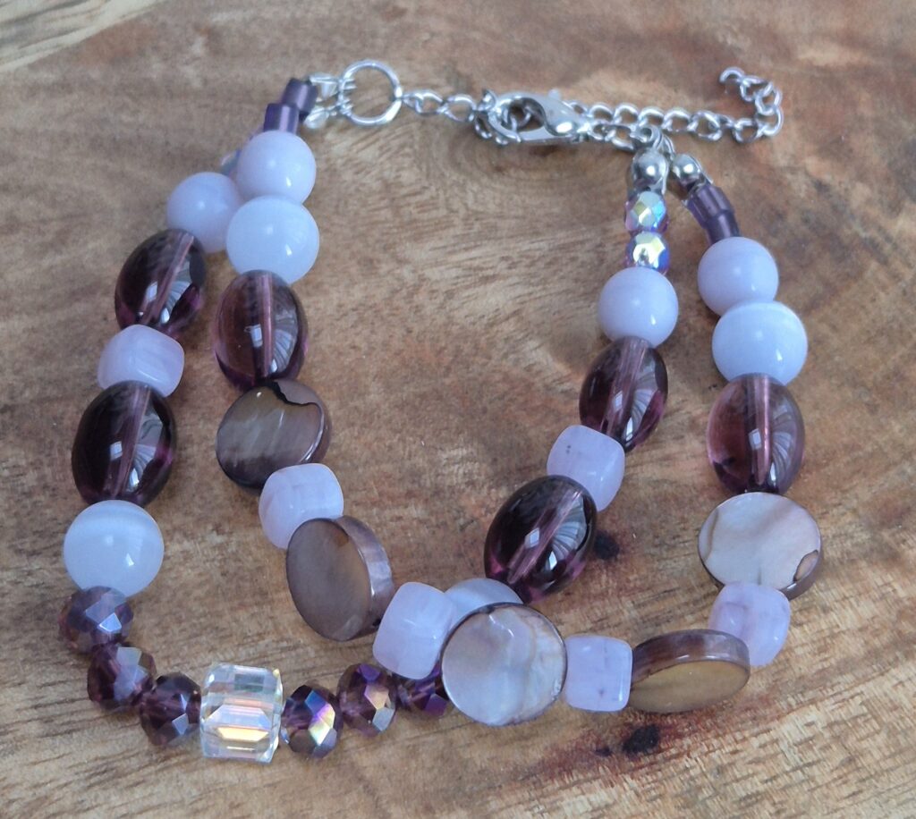 Wit/paarse kralen armband