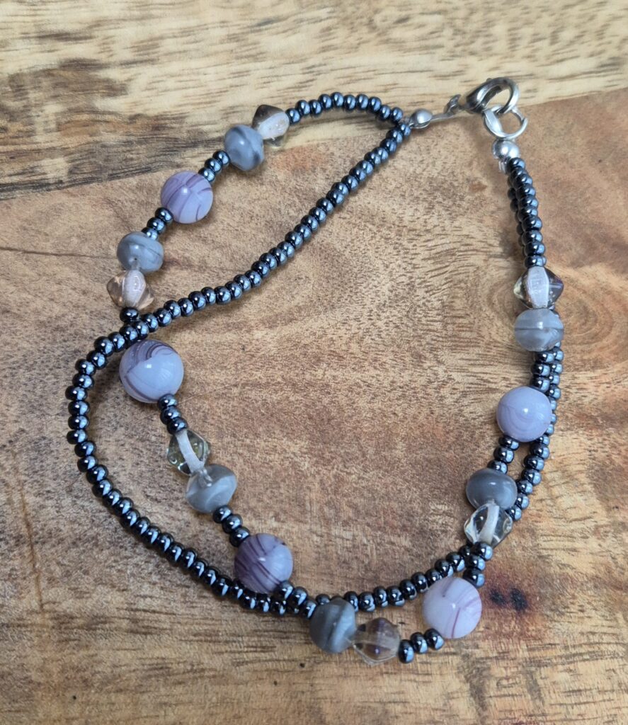 Paars grijze armband