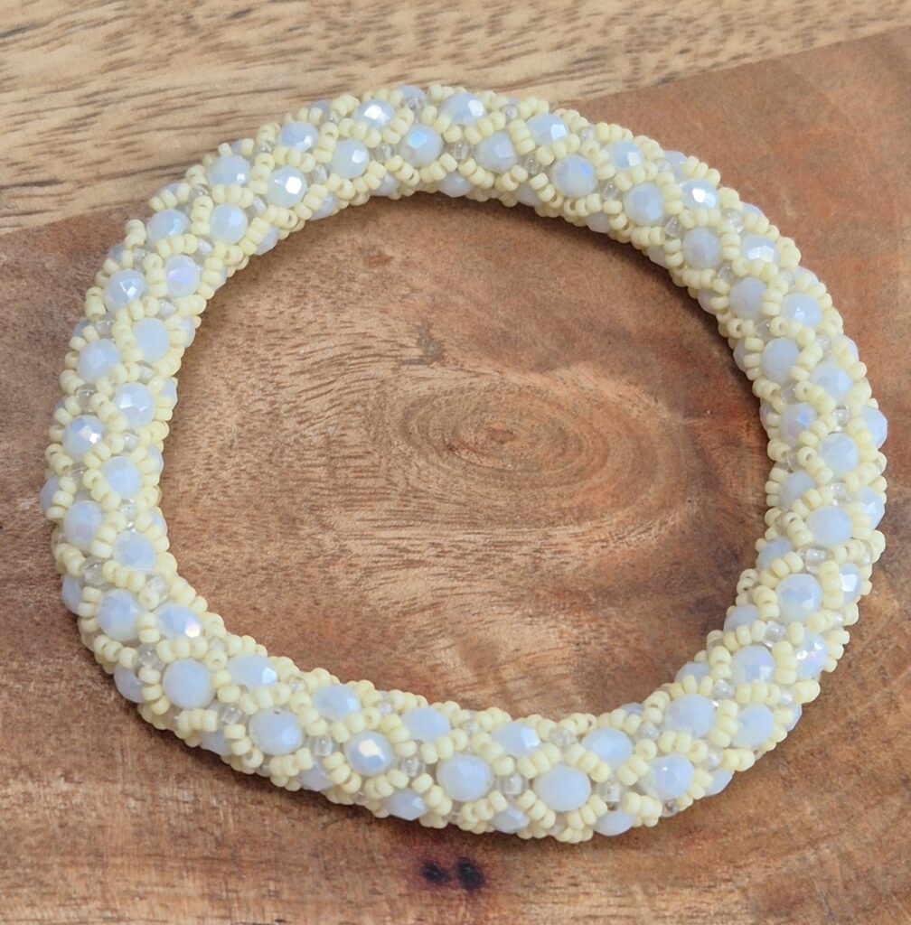Wit gele roll-over armband