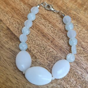 Witte glaskralen armband