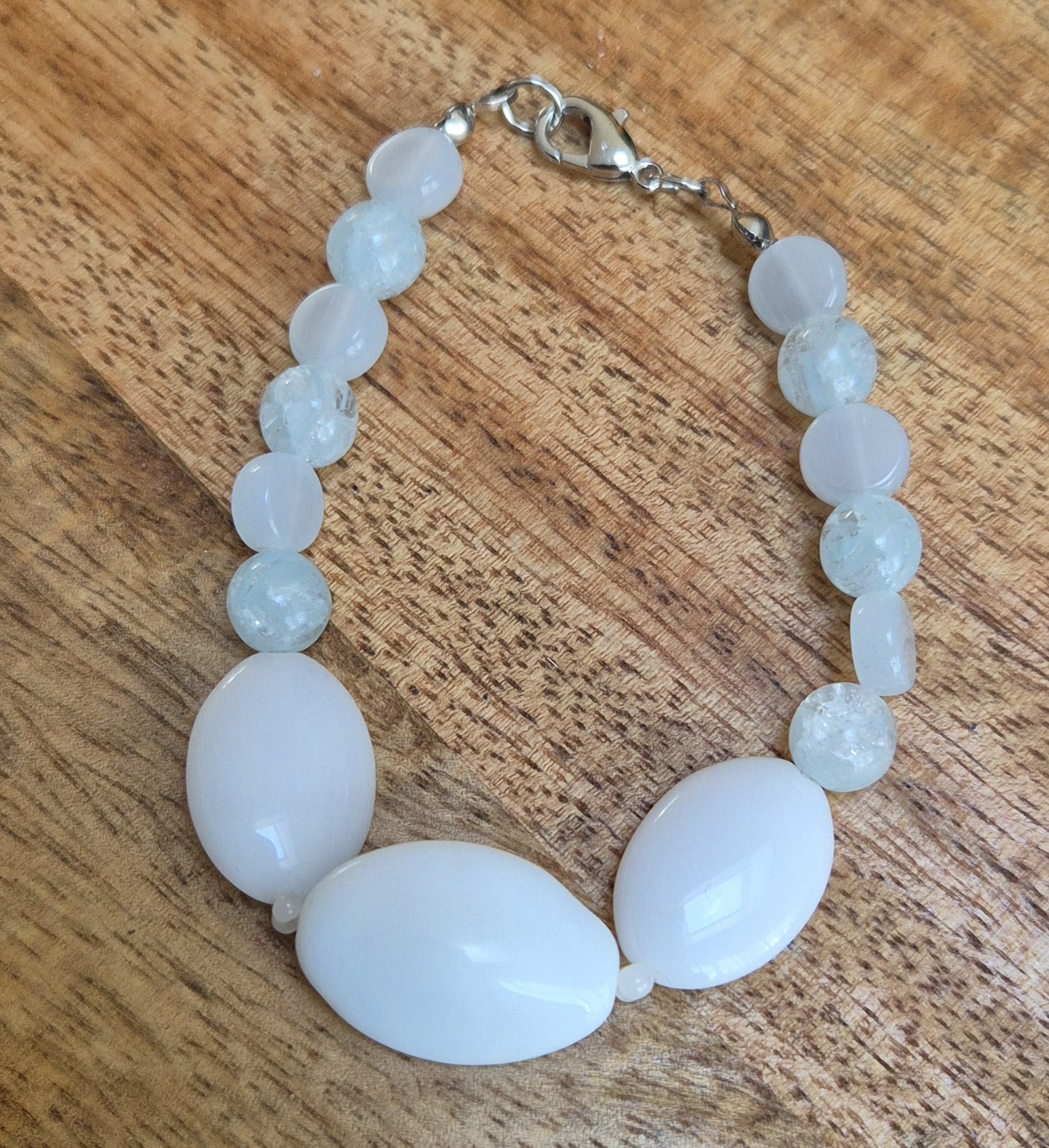Witte glaskralen armband