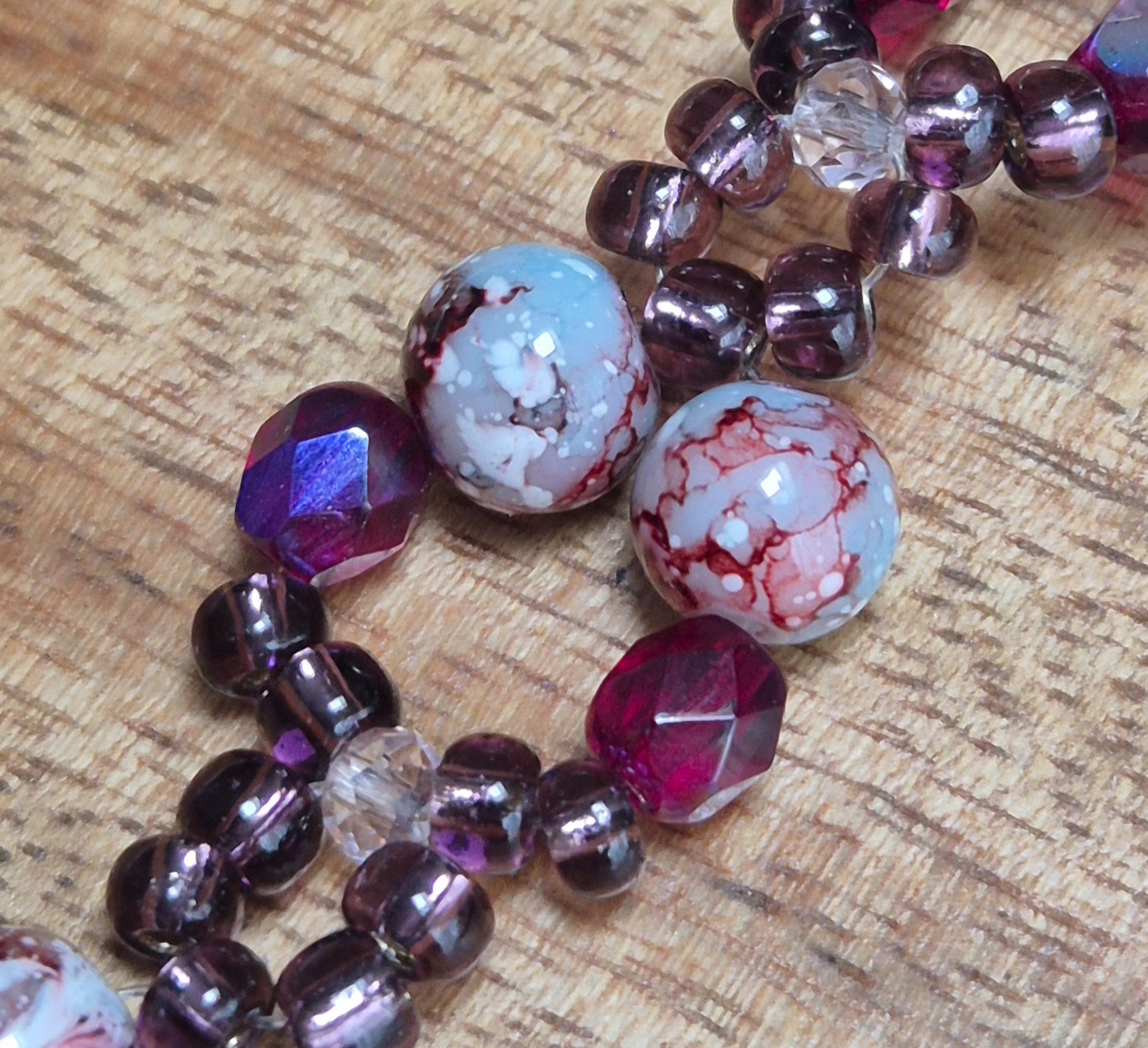 Paarse glaskralen armband - Afbeelding 2