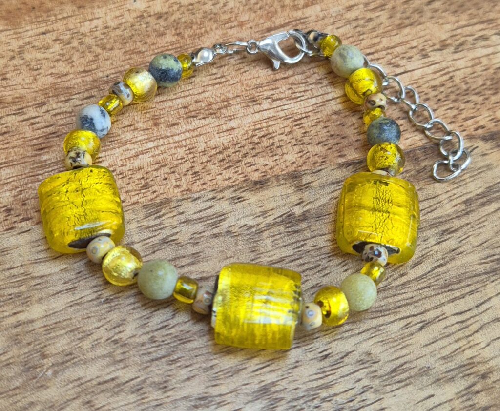 Gele folie glaskralen armband
