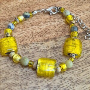 Gele folie glaskralen armband