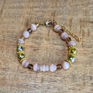 Zalmkleurige glasarmband