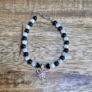Zwartwit armband hartje