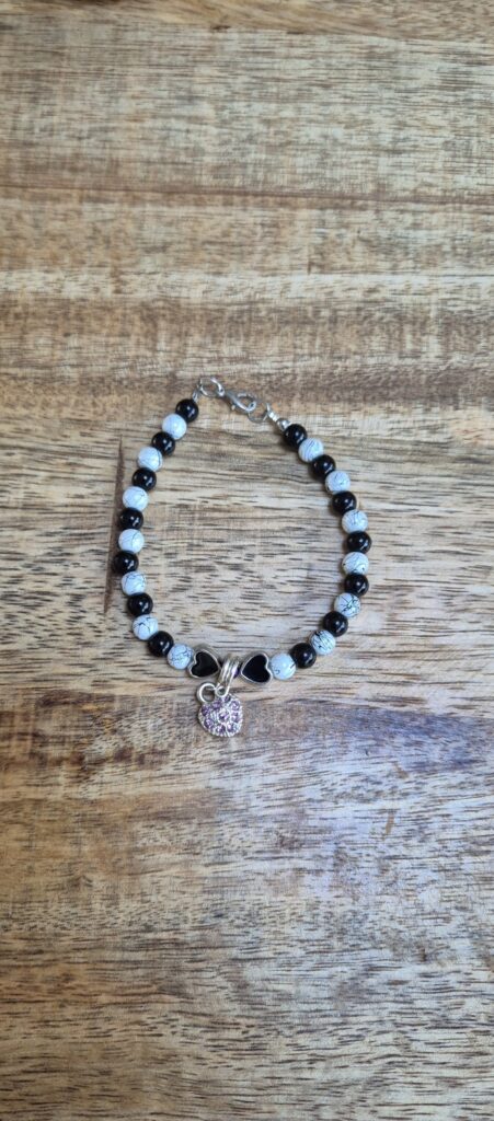 Zwartwit armband hartje