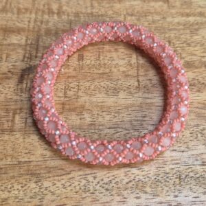 Roll-over armband zalm