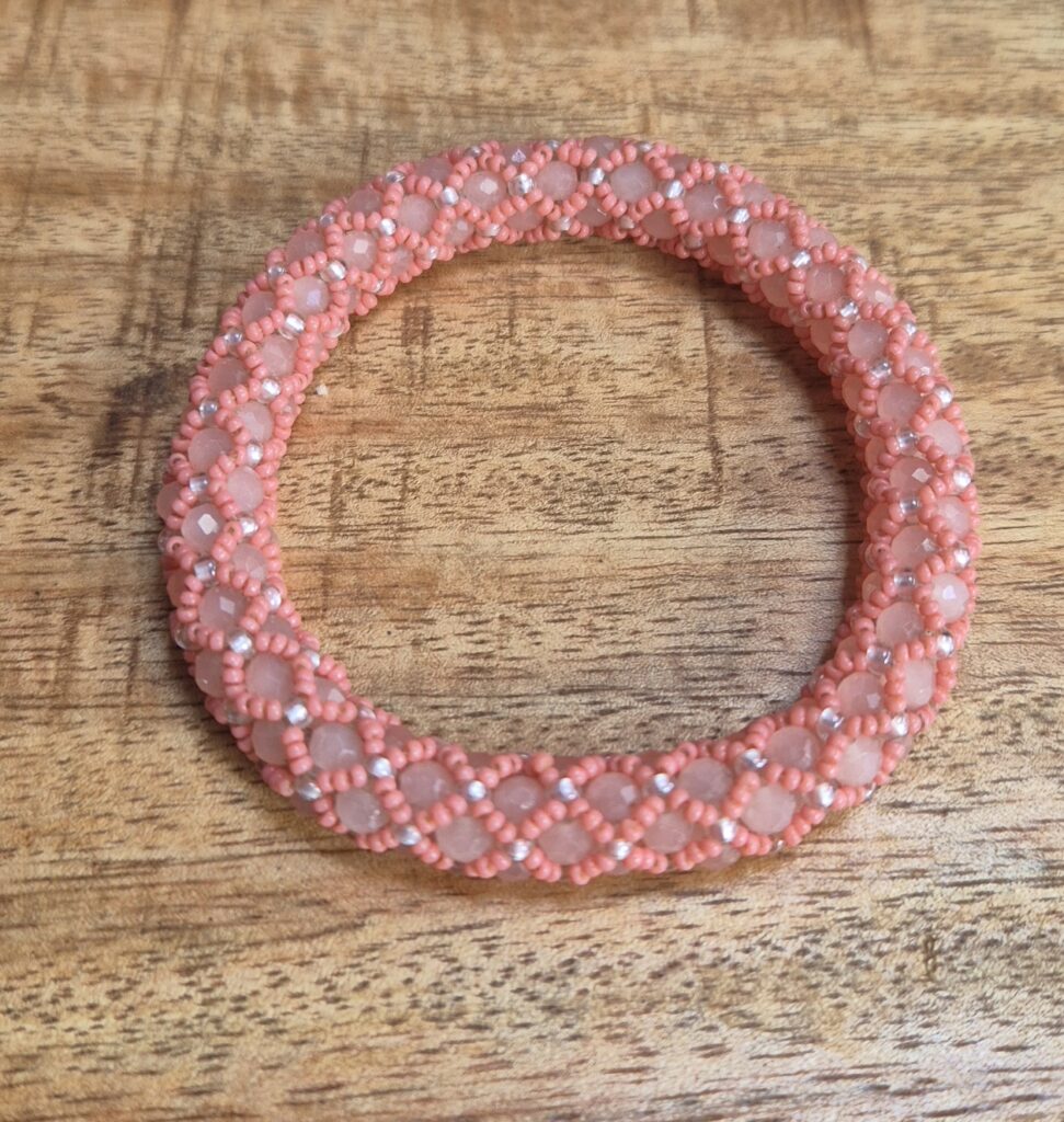 Roll-over armband zalm