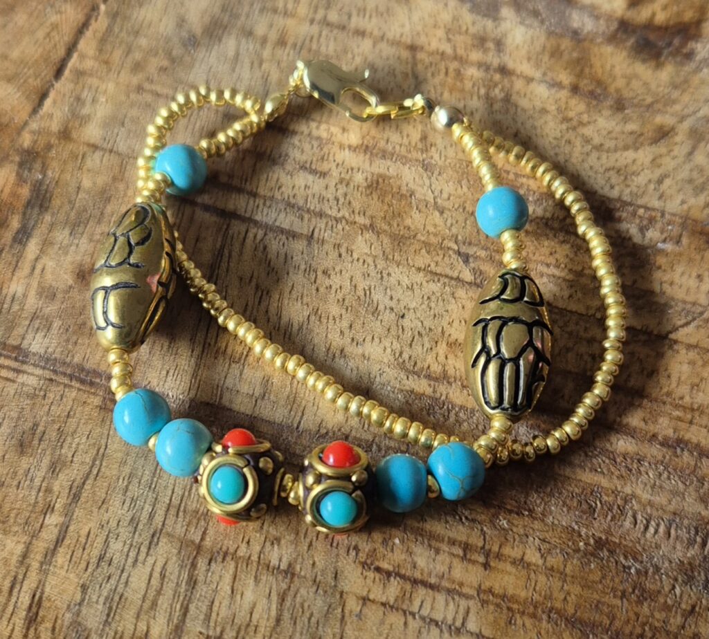 Goudkleurig klein armbandje