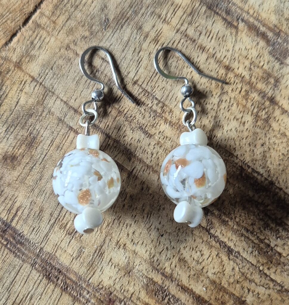 Witte oorbellen