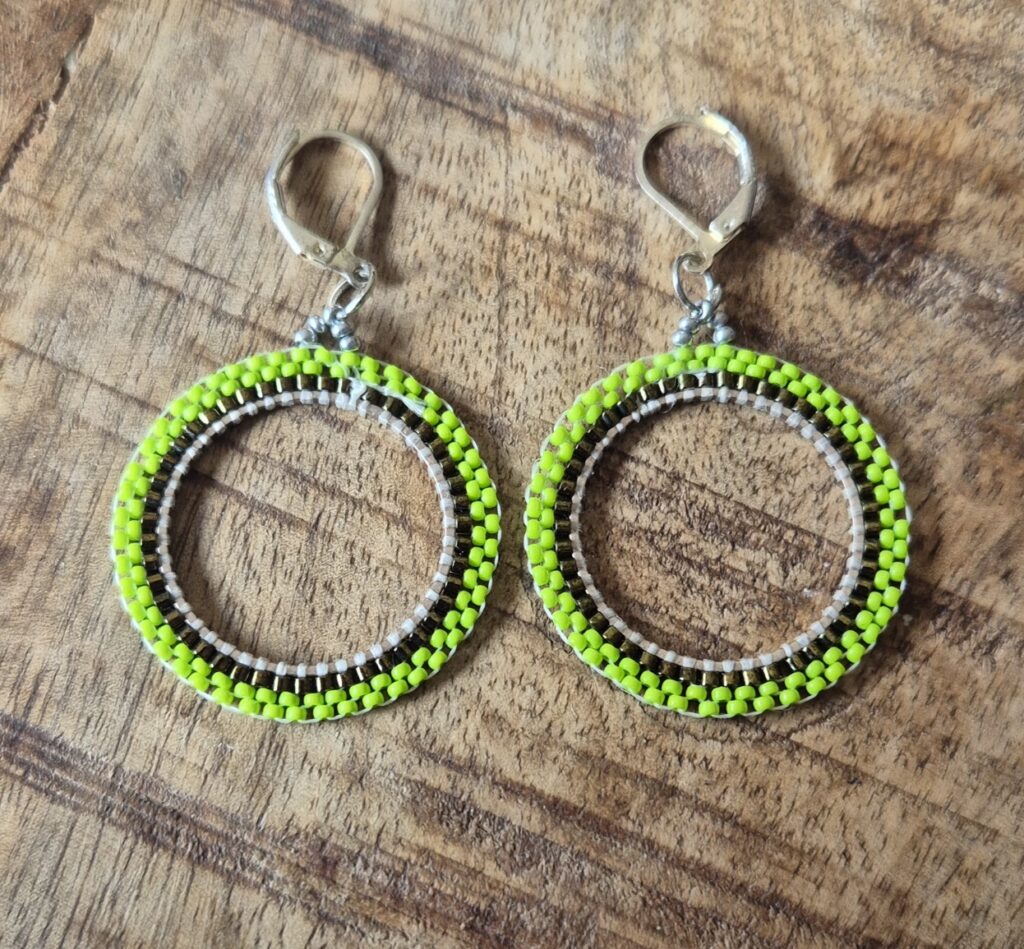 Lime groene oorbellen