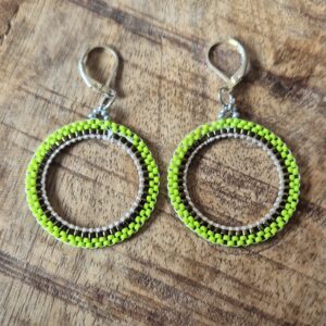 Lime groene oorbellen