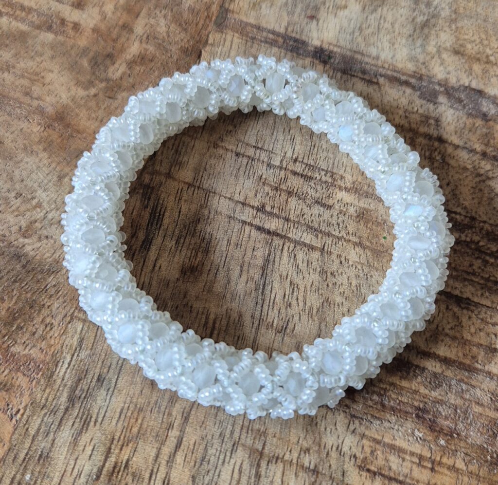 Witte roll-over armband