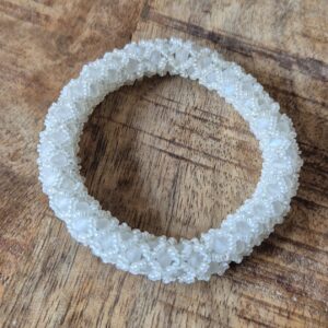 Witte roll-over armband