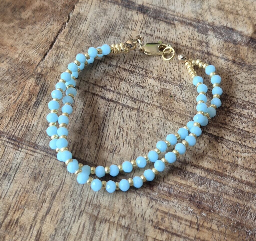 babyblauw armbandje