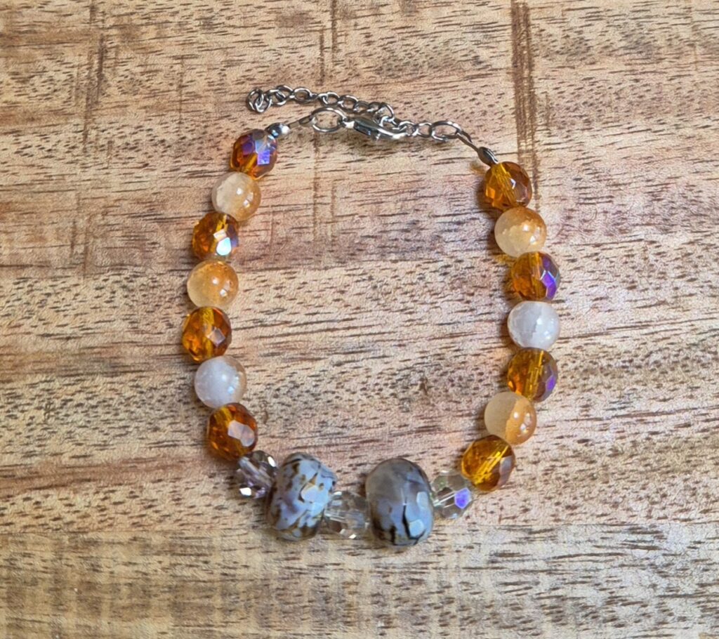 Amberkleurige glasarmband