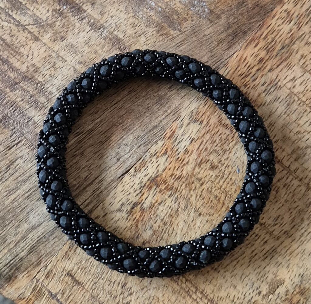 Zwarte roll-over armband
