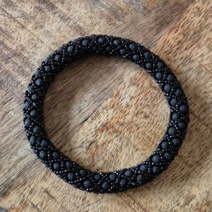 Zwarte roll-over armband