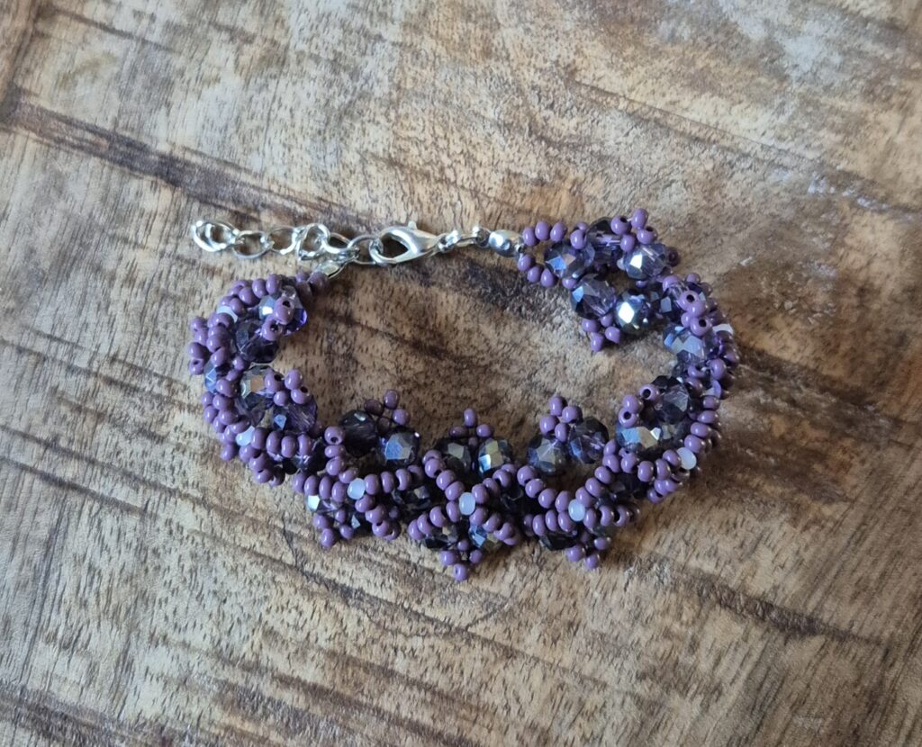 Paars armbandje