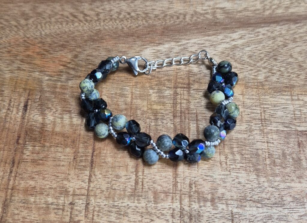 Donkere speelse armband