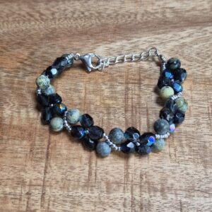 Donkere speelse armband